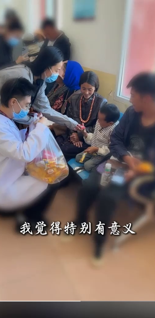 赵少嘉在贵南县义诊现场参与协助